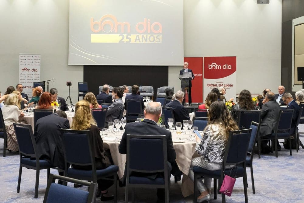 Production et diffusion en direct des 25 ans de Bom Dia